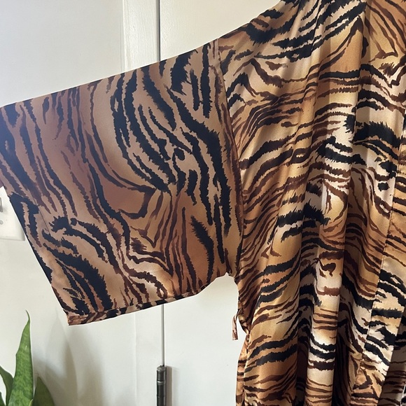 VICTORIA’S SECRET | Animal Print Robe Kimono - Picture 5 of 14